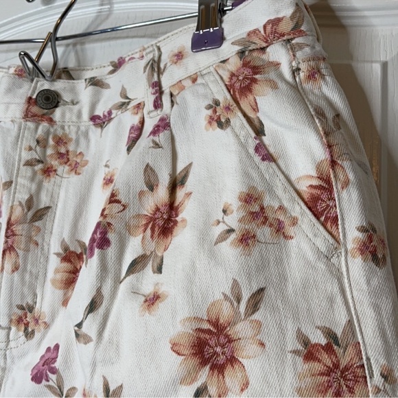 American Eagle Mom Denim Jean Shorts Cream Floral Size 4 - Picture 5 of 13